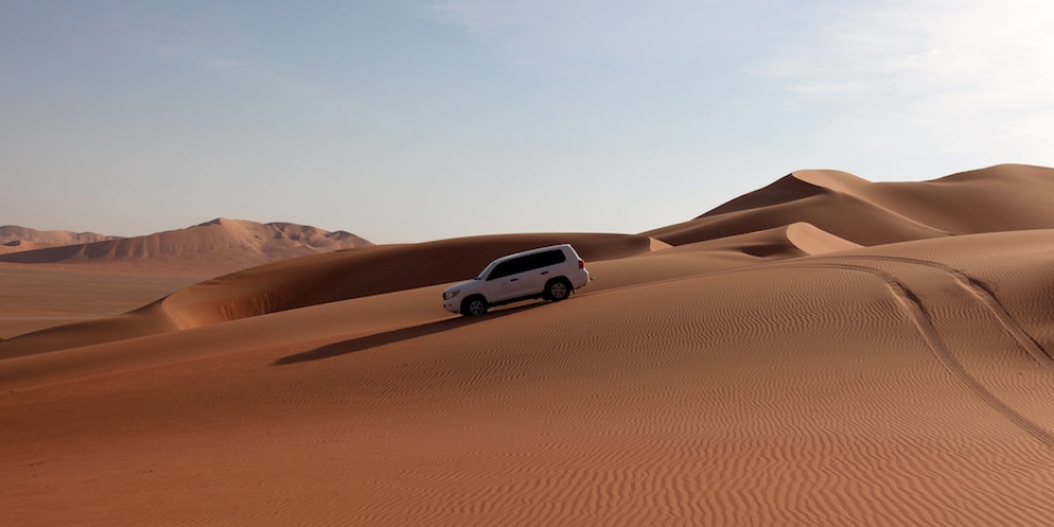 Fuoristrada nel deserto nel tour I grandi deserti dell'Oman di Omanexpert